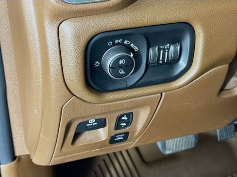 Used 2019 RAM 1500 Laramie AWD/4WD image 14