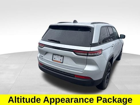 Used 2025 Jeep Grand Cherokee Altitude AWD/4WD image 6