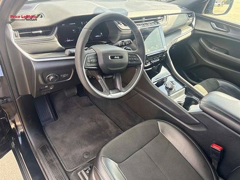 Used 2025 Jeep Grand Cherokee Altitude AWD/4WD image 17