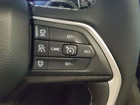 Used 2025 Jeep Grand Cherokee Laredo X image 30