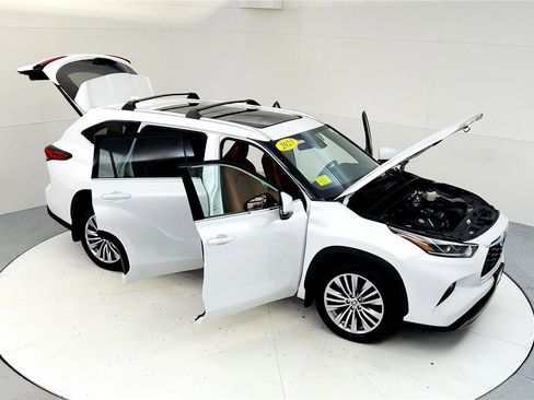 Used 2023 Toyota Highlander Platinum image 24