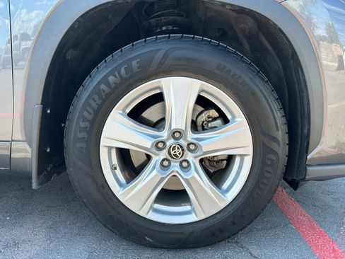 Used 2021 Toyota Highlander LE AWD/4WD image 30