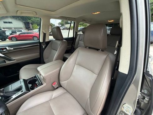 Used 2023 Lexus GX 460 Luxury w/ Accessory Package AWD/4WD image 32