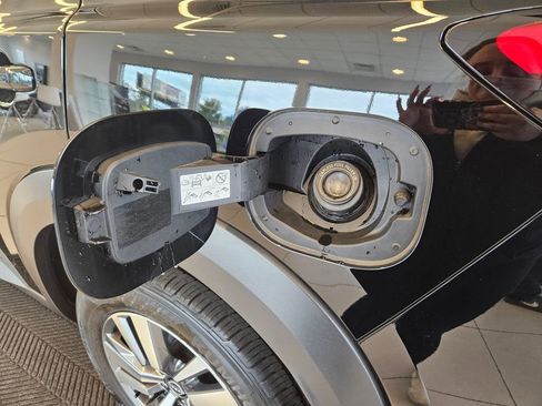 Used 2025 Nissan Pathfinder SL AWD/4WD image 32