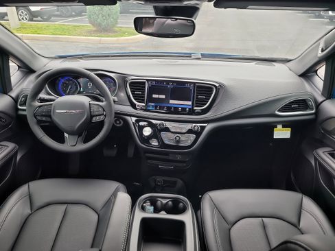 New 2026 Chrysler Pacifica Select image 13