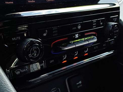 Used 2025 Jeep Grand Cherokee Limited w/ Black Appearance Package image 28