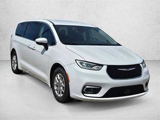 Used 2023 Chrysler Pacifica Touring-L video 3
