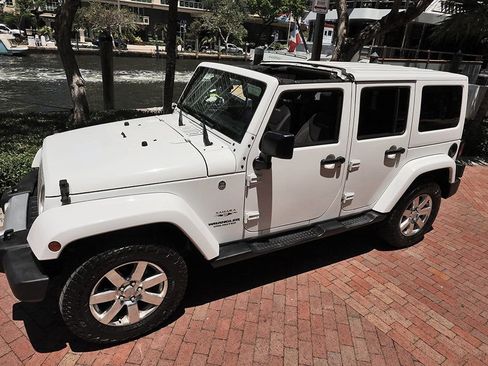 Used 2017 Jeep Wrangler Unlimited Sahara w/ Connectivity Group AWD/4WD image 25