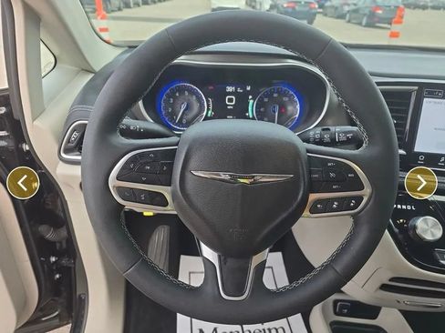 Used 2024 Chrysler Pacifica Touring-L FWD image 12