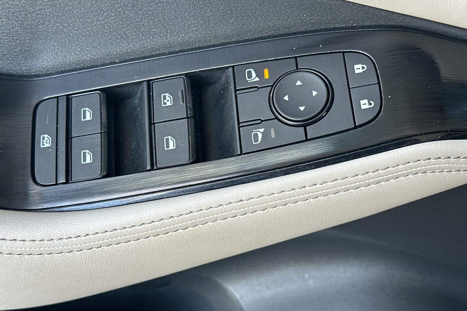 Used 2025 Nissan Rogue SV AWD/4WD image 12