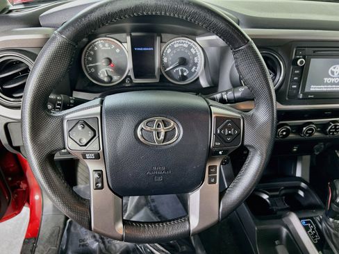 Used 2018 Toyota Tacoma SR5 AWD/4WD image 10