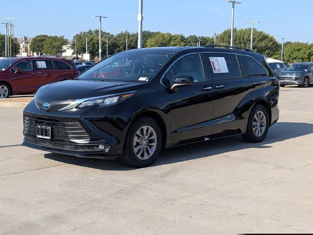 Used 2025 Toyota Sienna XLE FWD image 10