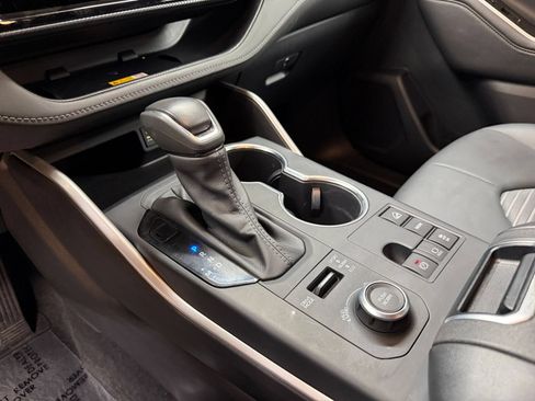 Used 2025 Toyota Highlander XSE AWD/4WD image 39