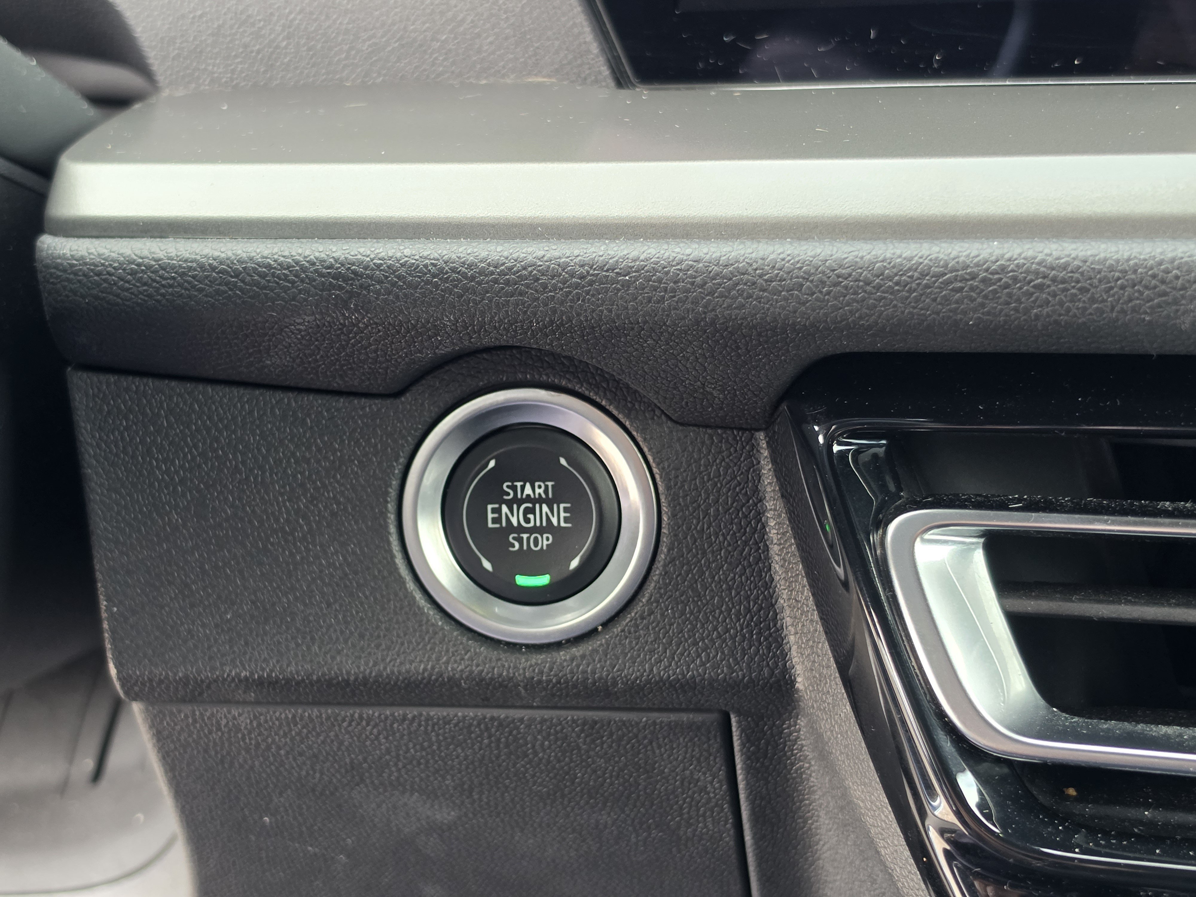 Certified 2025 Chevrolet Traverse LT FWD image 30