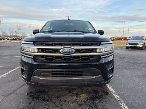 Used 2024 Ford Expedition Max XLT image 3