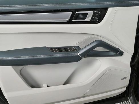 Certified 2023 Porsche Cayenne Platinum Edition image 6