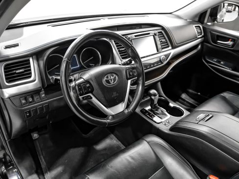 Used 2019 Toyota Highlander XLE FWD image 14