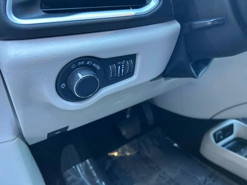 Used 2023 Chrysler Voyager LX image 19