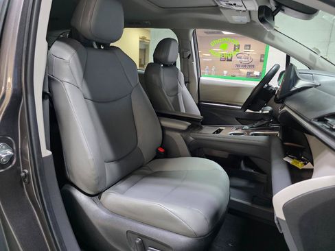 Used 2024 Toyota Sienna XLE FWD image 25