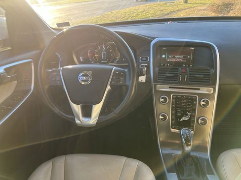 Used 2016 Volvo XC60 T5 Premier w/ Proximity Package image 4