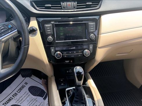 Used 2019 Nissan Rogue SV w/ Premium Package FWD image 9