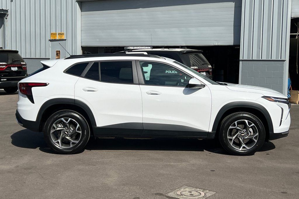 Used 2025 Chevrolet Trax LT w/ LT Convenience Package FWD image 3