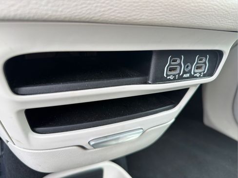 Used 2024 Chrysler Pacifica Limited FWD image 19