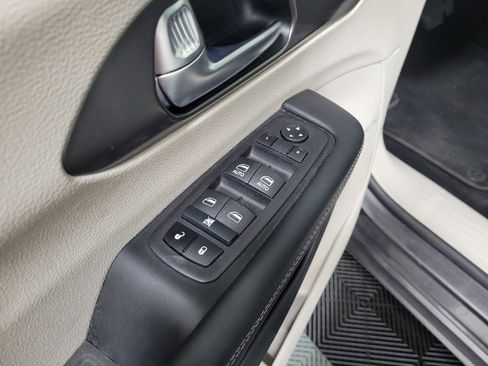 Used 2023 Chrysler Pacifica Touring-L FWD image 27