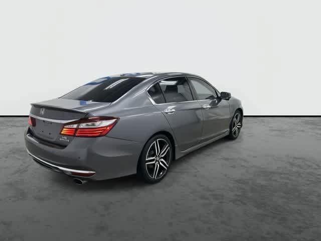 Used 2017 Honda Accord Touring image 3