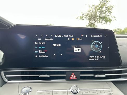 New 2025 Hyundai Elantra Limited image 24