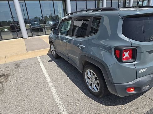 Used 2018 Jeep Renegade Latitude FWD image 6
