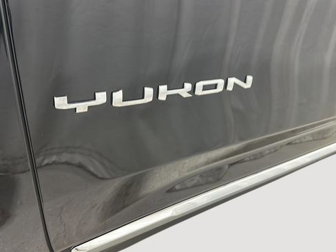 Used 2023 GMC Yukon SLT w/ SLT Luxury Package image 31