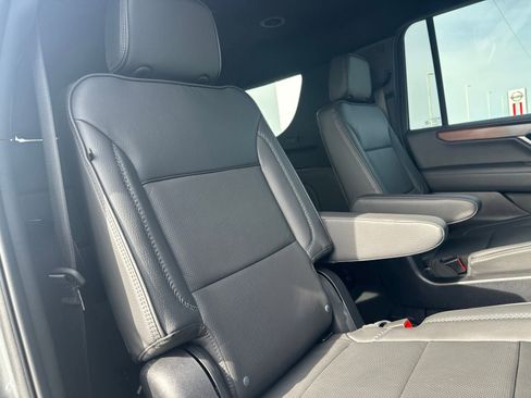 Used 2025 GMC Yukon XL Denali AWD/4WD image 34