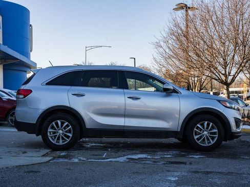 Used 2017 Kia Sorento LX image 3
