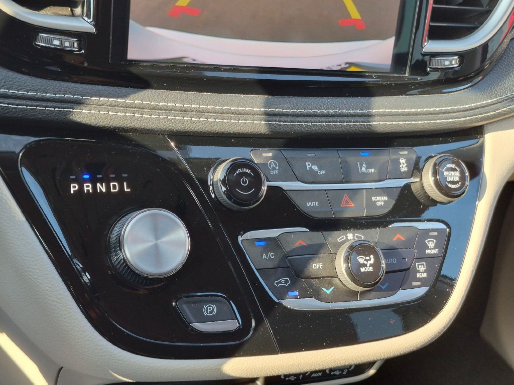 Used 2024 Chrysler Pacifica Touring-L FWD image 17
