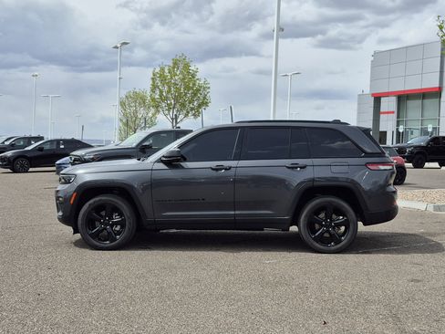 Used 2024 Jeep Grand Cherokee Limited w/ Luxury Tech Group II image 2