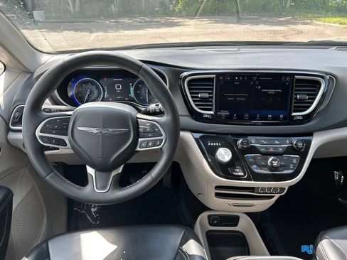 Used 2023 Chrysler Pacifica Touring-L FWD image 16
