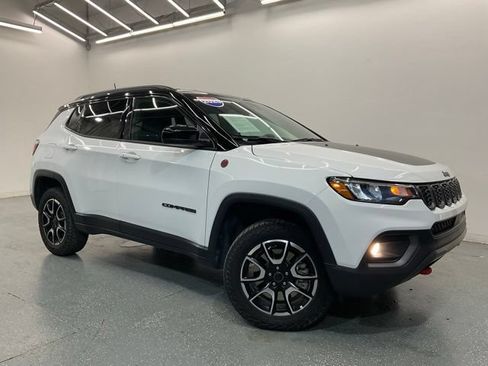 Used 2025 Jeep Compass Trailhawk AWD/4WD image 2