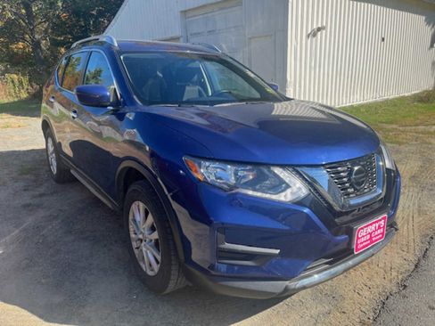 Used 2018 Nissan Rogue SV image 2