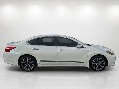 Used 2016 Nissan Altima 2.5 SR w/ LED Appearance Package image 4