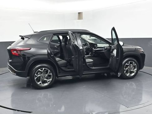 Used 2025 Chevrolet Trax LT w/ LT Convenience Package FWD image 47
