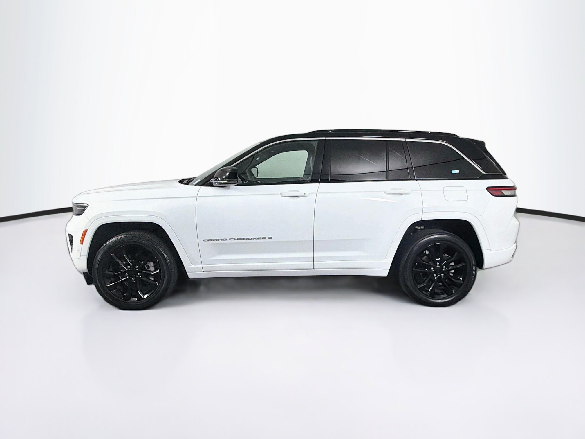 Used 2024 Jeep Grand Cherokee Overland w/ Trailer Tow Package AWD/4WD image 4