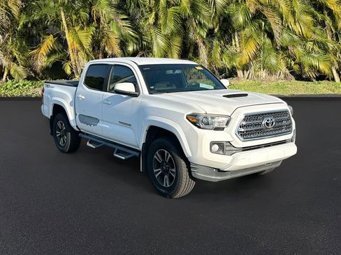 Used 2017 Toyota Tacoma TRD Sport w/ Tow Package image 4