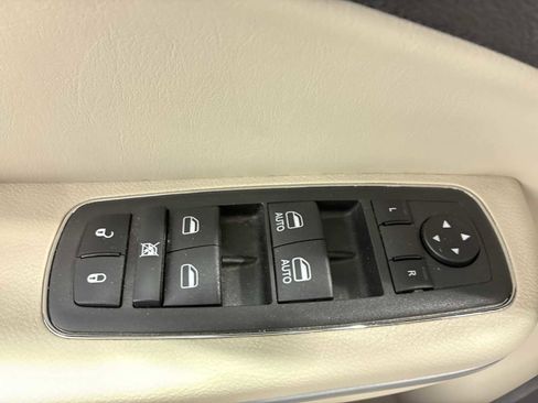 Used 2022 Chrysler 300 Touring L w/ Comfort Group image 15