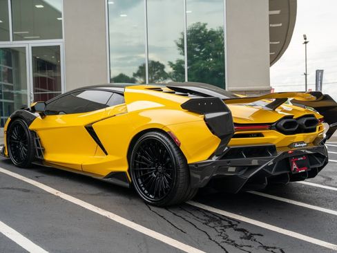 Used 2024 Lamborghini Revuelto AWD/4WD image 21