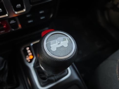 Used 2025 Jeep Wrangler Sport AWD/4WD image 33
