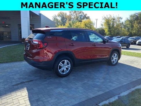 Used 2024 GMC Terrain SLE image 3