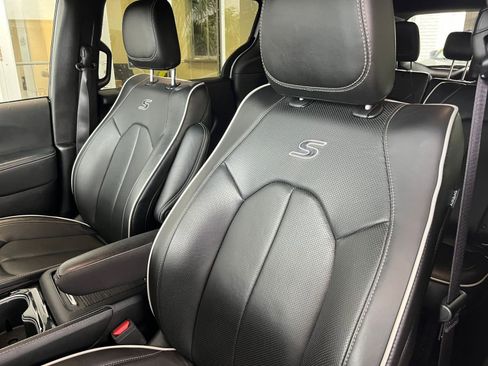 Used 2025 Chrysler Pacifica Limited image 38