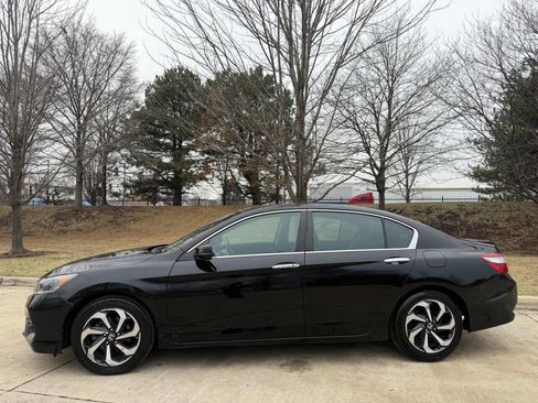 Used 2017 Honda Accord EX image 10