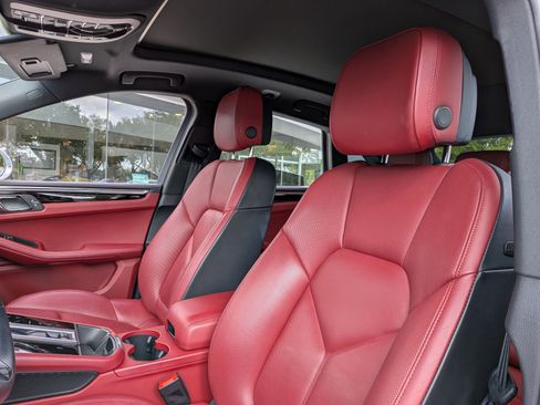 Certified 2024 Porsche Macan image 5